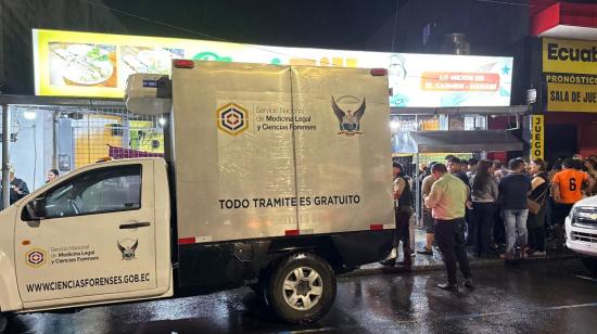El vehículo de Medicina Legal en la escena del crimen de  Santiago Rodríguez en El Carmen, el 14 de junio de 2025.