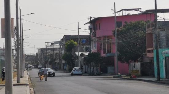 Una vista del sector posterior al complejo de bodegas abandonadas del centro de capacitación Secap y de la segunda fase inconclusa del polideportivo Max Cortez en el norte de Durán.