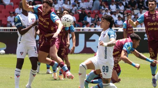 Jugadores de Liga de Quito y Macará, durante el partido por LigaPro, el 1 de marzo de 2026.