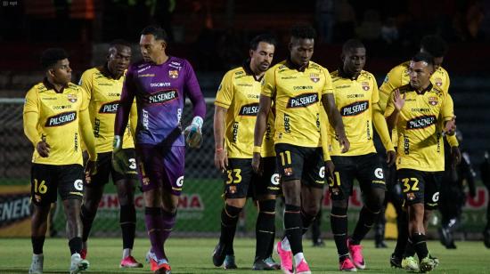 Jugadores de Barcelona SC caminan después del partido frente a Mushuc Runa, por la Fecha 25 de la LigaPro, el 15 de agosto de 2026.