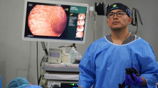 Jonathan Jerez, médico gastroenterólogo endoscopista bariátrico, durante un procedimiento TIF 2.0