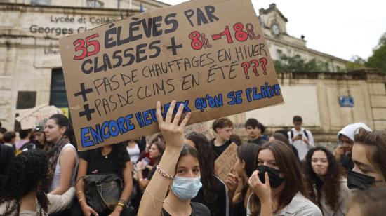 Estudiantes de secundaria protestan por el deterioro de las escuelas y la falta de recursos en Montpellier, Francia, el 5 de octubre de 2026.