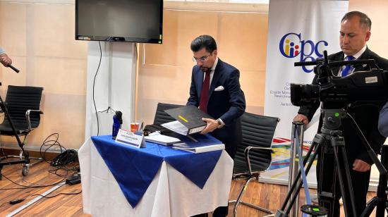 El fiscal Carlos Alarcón abandona el CPCCS el 21 de septiembre de 2026 luego de que su impugnante no se presentó a la audiencia.