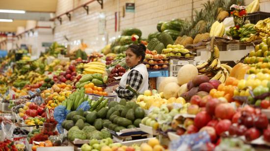 Imagen referencial de actividad económica en el mercado Iñaquito, en Quito, tomada de la Presidencia de la República.