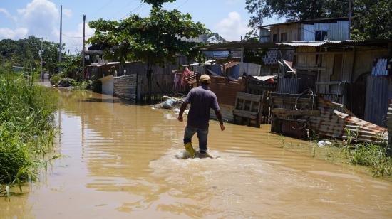 El Niño puede llegar con exceso de lluvias. Imagen referencial de inundaciones en Balao, Guayas, en septiembre de 2026.