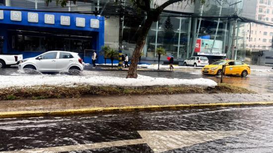 Calles anegadas en la avenida Orellana y Diego de Almagro, en el norte de Quito, este 7 de octubre de 2026.