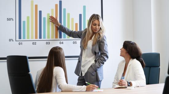 Mujer en una reunión para su emprendimiento
