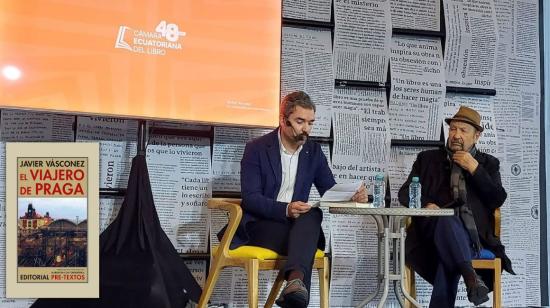 El escritor Javier Izquierdo dialoga con el autor de El Viajero de Praga, Javier Vásconez, en un evento realizado el 3 de octubre de 2026.