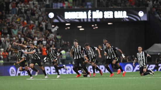 Jugadores de Atlético Mineiro celebran la clasificación frente al Santos, en el partido de vuelta de cuartos de final de la Copa Sudamericana, el 16 de septiembre de 2026.