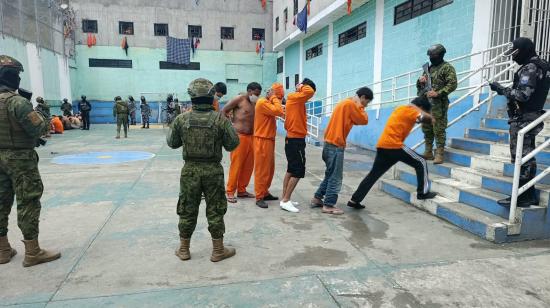 Militares realizan una requisa en la cárcel de Turi, en Cuenca, provincia del Azuay, el 13 de octubre de 2026.