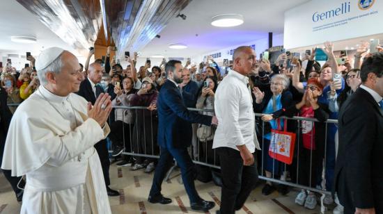 El papa León XIV cuando arribó al hospital en Roma, donde se realizó la extirpación de un tumor canceroso, el 13 de octubre de 2026.
