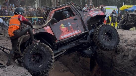 Campeonato Nacional de Trial 4x4, un carro todo terreno busca atravesar un obstáculo, el 14 de octubre de 2026.