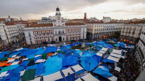 Carpas y tiendas en Puerta del Sol, en Madrid, donde hacen acampada manifestantes que piden mejoras en la realidad del alquiler de viviendas, el 2 de octubre de 2026.