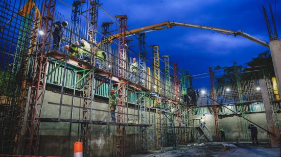 Obreros trabajan en la construcción de los tanques de carga del Quinto Acueducto, en la planta La Toma, en la vía a Daule, el 13 de octubre de 2026.