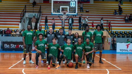 El equipo Zamora Raptors previo a un partido de playoffs de la Liga Basquét-tv