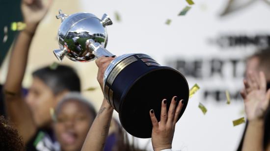 Un jugadora de Corinthians levanta el trofeo al ganar en la final de la Copa Libertadores Femenina ante Deportivo Cali en el estadio Florencio Sola en Banfield, el 18 de octubre de 2025.