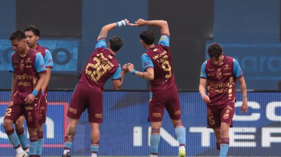 Jugadores de Macará celebran el gol en el partido frente a Universidad Católica, por la Fecha 2 del primer hexagonal de la LigaPro, el 11 de octubre de 2026.