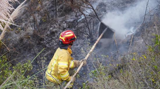 Un bombero de Cuenca trabaja en el combate de un incendio en Oña, Azuay, la tarde del 14 de octubre de 2026.