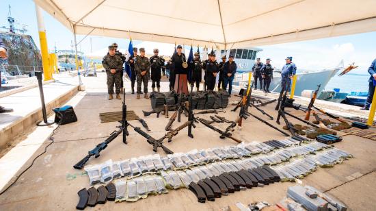 Gustavo Villatoro, ministro de Seguridad de El Salvador, el 28 de agosto de 2026 en la presentación de la droga y armas incautadas a ecuatorianos y otros extranjeros.