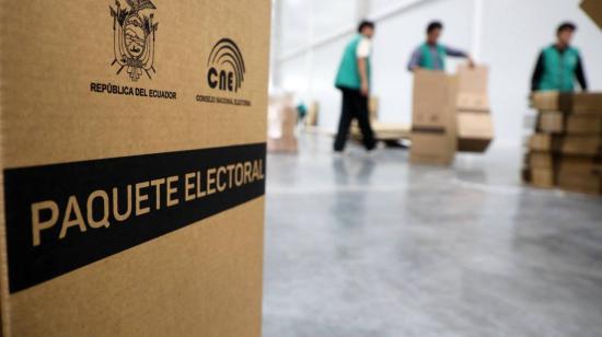 El CNE continúa armando los paquetes electorales que son enviados a diferentes puntos del país y al exterior. El 12 de octubre de 2026, los kits viajaron con destino a Rusia.