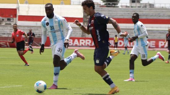 Mateo Zambrano, jugador del Deportivo Quito, controla el balón en un duelo frente al Santa Fe en el estadio Olímpico de Ibarra por la primera fase del ascenso nacional.