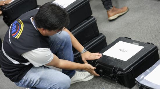 Funcionario del CNE revisa el 15 de octubre de 2026 los kits electorales que serán enviados a las circunscripciones del exterior para las elecciones seccionales.