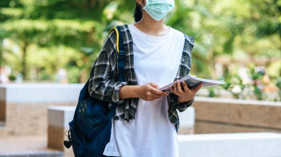 Imagen referencial de un estudiante con mascarilla.
