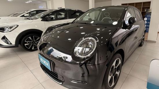 Imagen de referencia de un carro eléctrico en una agencia de venta de autos en Quito, 7 de octubre de 2026.