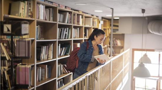 Fotografía referencial de una estudiante universitaria.