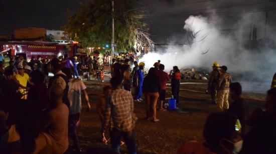 Bomberos trabajan para controlar un incendio en un taller de monigotes en un barrio de La Libertad, Santa Elena, el 15 de octubre de 2026.
