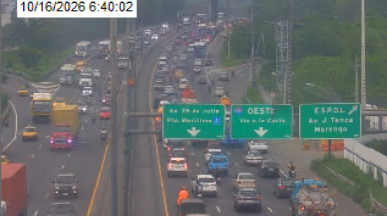Fuerte congestión vehicular en vía Perimetral de Guayaquil el 16 de octubre de 2026 tras un accidente de tránsito.
