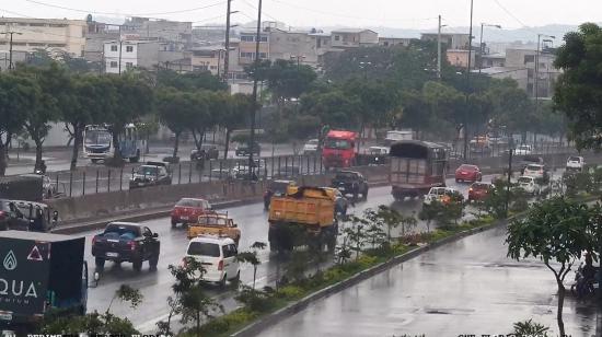 Calzada mojada en la vía Perimetral de Guayaquil, el 14 de octubre de 2026.