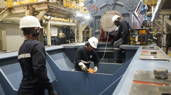Trabajos de mantenimiento en la central térmica Jaramijó, ubicada en Manabí, que utiliza diésel como combustible complementario para sus motores. Foto del 1 de octubre de 2026, referencial.