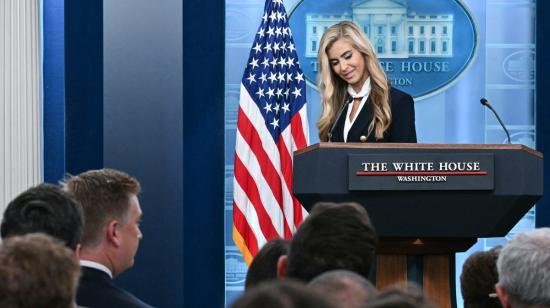 La recién nombrada secretaria de prensa de la Casa Blanca, Katie Zacharia, concluye su primera rueda de prensa en la Sala de Prensa James Brady de la Casa Blanca, en Washington D. C., el 13 de octubre de 2026.