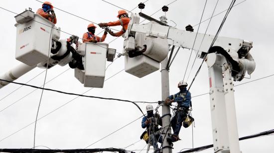 La Empresa Eléctrica Quito ejecuta trabajos de mantenimiento preventivo en el sector de La Bota, en el norte de la capital.