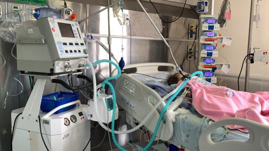 Un paciente con neumonía recibe tratamiento en el Hospital Vicente Corral Moscoso de Cuenca, en una fotografía publicada en marzo de 2026.