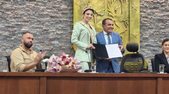 Shyare Andrade, Miss Grand Ecuador, junto al alcalde de Portoviejo, Javier Pincay, tras firmar un contrato laboral este 16 de octubre de 2026.