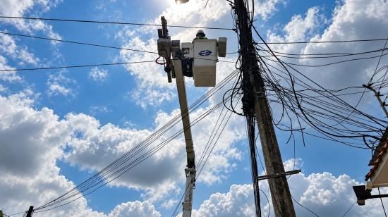 Un técnico de CNEL realiza trabajos en la red eléctrica de Guayaquil, en octubre de 2026.