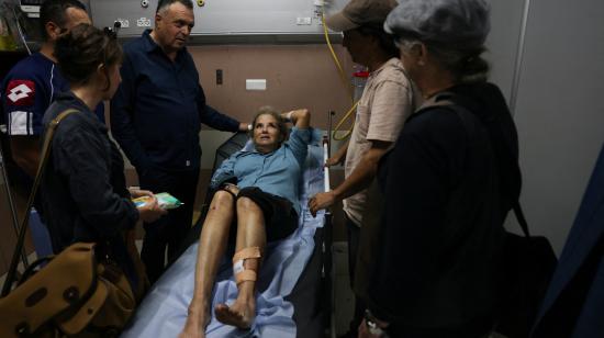 La fotoperiodista Heidi Levine recibe atención médica en Ramala tras ser agredida por colonos israelíes mientras cubría la cosecha de aceitunas en Cisjordania.