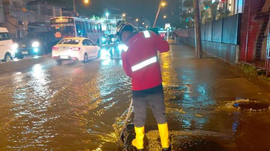Acumulación de agua en una calle de Guayaquil tras las fuertes lluvias del 16 de octubre de 2026.