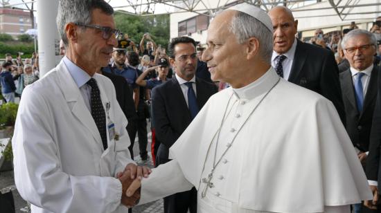 El papa León XIV da la mano a un médico del hospital Policlínico Gemelli, en Roma, tras recibir el alta este 17 de octubre, luego de permanecer cinco días en el centro médico debido a una intervención por un tumor canceroso.