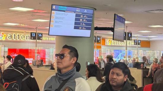 Ciudadanos en migración del Aeropuerto de Quito, 17 de octubre de 2026.