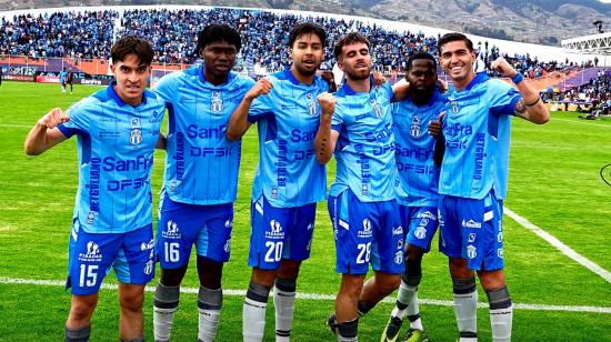 Los jugadores de Macará celebran la anotación de Agustín Campana, en el partido del sábado 17 de octubre de 2026, en el estadio Bellavista.