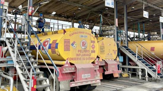 Tanqueros de carga de combustible en el Terminal de Productos Limpios Pascuales, en Guayaquil. Foto del 14 de junio de 2025, referencial.
