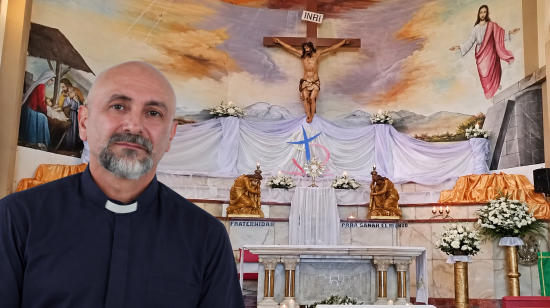 El sacerdote Patricio Sánchez Molinari, fallecido el 17 de octubre de 2026, frente a una imagen del altar de la iglesia Nuestra Señora del Perpetuo Socorro, en Guayaquil.