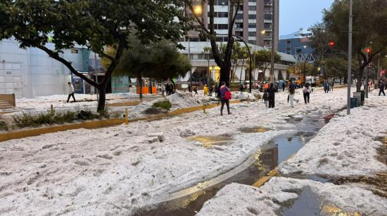 La avenida Cristóbal Colón, en el centro norte de Quito, cubierta de granizo, el 7 de octubre de 2026.