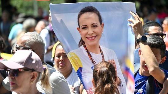 Un manifestante muestra un cartel con la imagen de la líder opositora María Corina Machado durante una marcha para exigir su regreso a Venezuela, frente a la sede del Consejo Nacional Electoral (CNE) en Caracas, el 24 de septiembre de 2026. Imagen referencial.