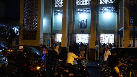 Feligreses en la misa por la muerte del sacerdote Patricio Sánchez en la iglesia Perpetuo Socorro en Guayaquil, 18 de octubre de 2026.