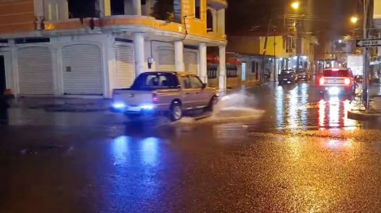 Calles inundadas en Pasaje, provincia de El Oro, el domingo 18 de octubre de 2026, debido a las fuertes lluvias.