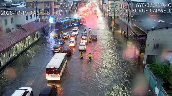 Calles completamente inundadas en el sur de Guayaquil, tras las fuertes lluvias del 19 de octubre de 2026.